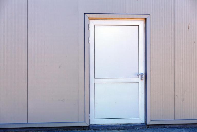 La pose de portes PVC à Verdun demande précision et finitions soignées